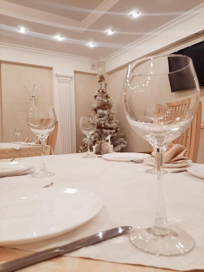 Hotel Vetraz Vitebsk Bagian luar foto
